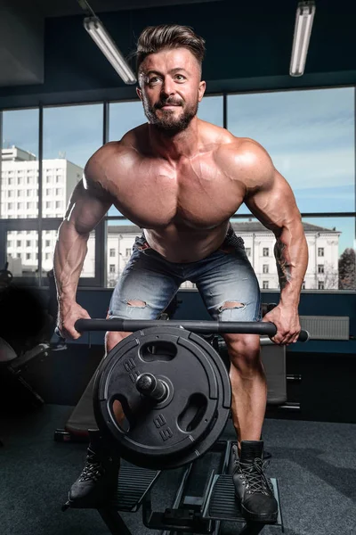Yakışıklı güç atletik erkek diyet kadar sırt kas pompalama eğitim