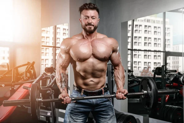 Guapo poder atlético hombre en la dieta de entrenamiento bombeo de los músculos — Foto de Stock