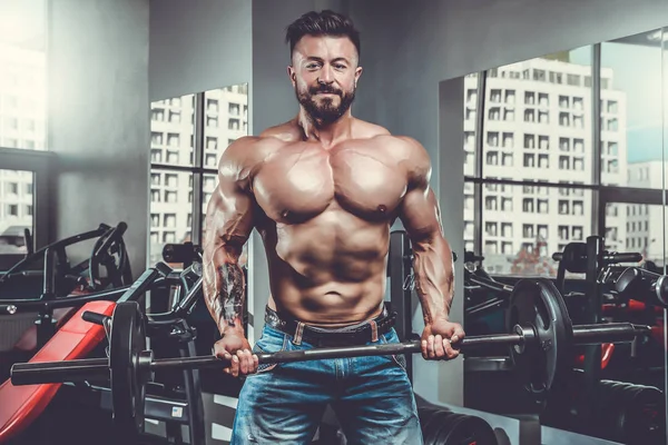 Bonito homem atlético poder no treinamento de dieta bombeando os músculos — Fotografia de Stock