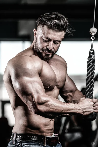 Acımasız beyaz yakışıklı fitness erkekler diyet eğitim triceps g — Stok fotoğraf