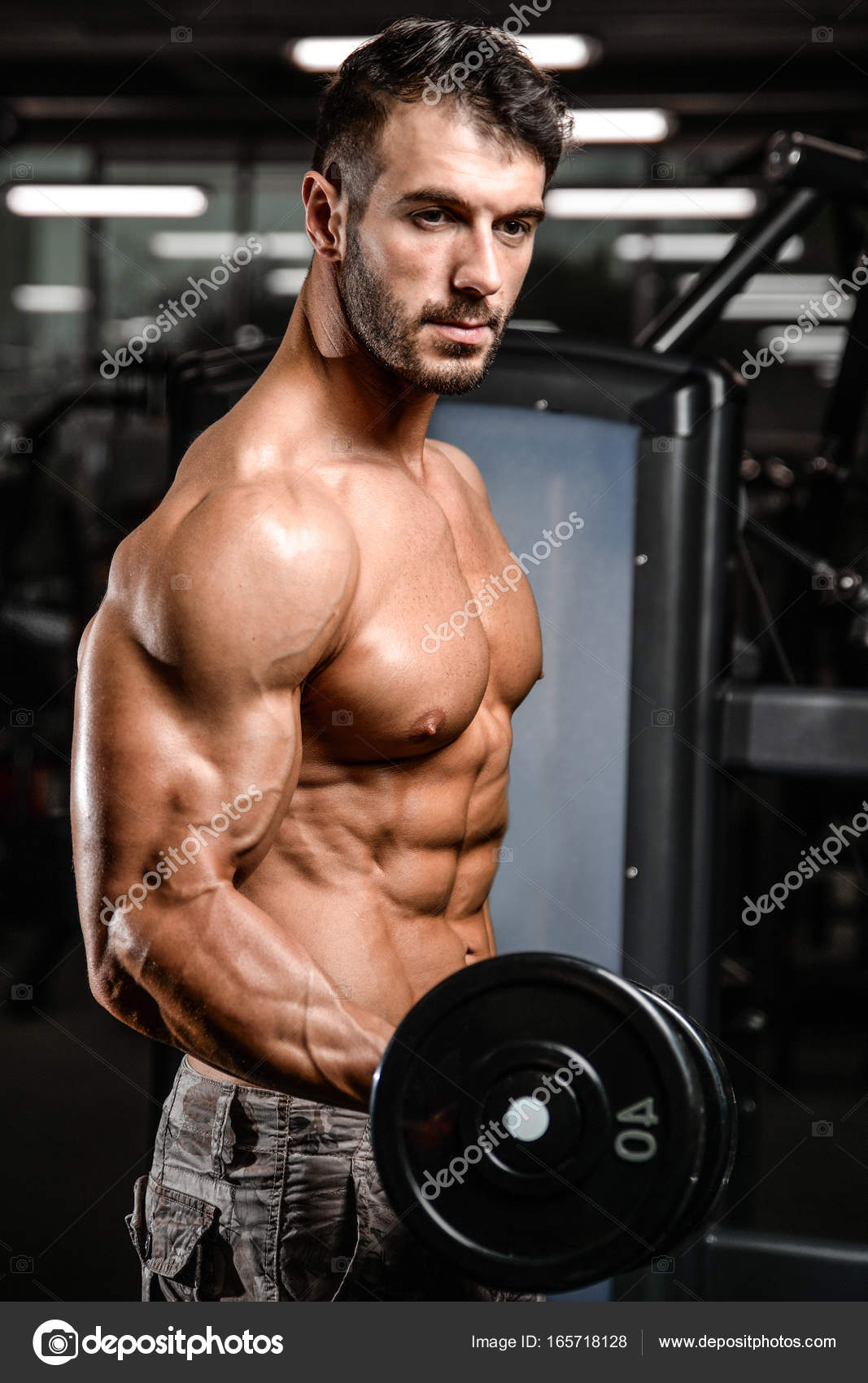 Beau fitness homme pompage les muscles image libre de droit par