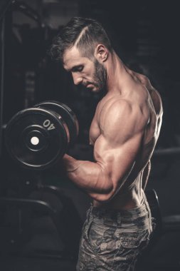 Diyet eğitim kas pompalama yakışıklı güç atletik erkek