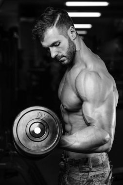 Diyet eğitim kas pompalama yakışıklı güç atletik erkek
