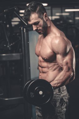 Diyet eğitim kas pompalama yakışıklı güç atletik erkek