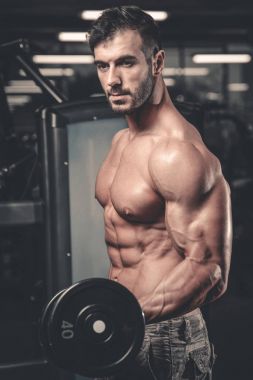 Diyet eğitim kas pompalama yakışıklı güç atletik erkek