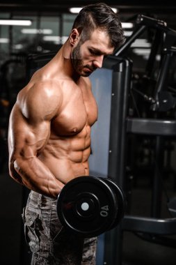 Diyet eğitim kas pompalama yakışıklı güç atletik erkek