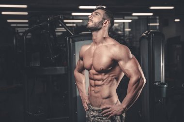Beyaz seksi fitness modeli ab kadar yakın spor salonu