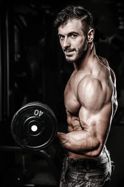 Bel homme athlétique de puissance sur la formation de l'alimentation pompage les muscles — Photo