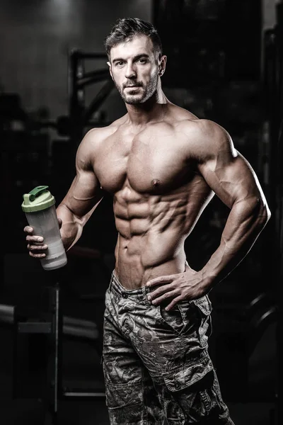 Hombre muscular Descansando después del ejercicio y bebiendo de Shaker —  Fotos de Stock