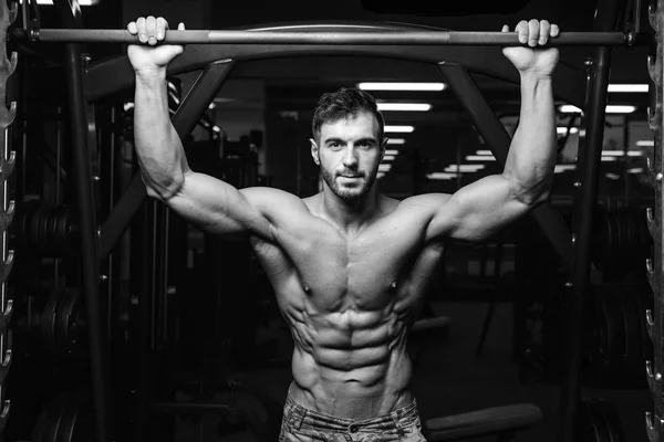 Model kaukaski sexy fitness w siłowni, Zamknij się ab — Zdjęcie stockowe