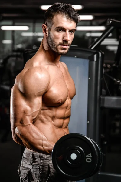 Bel homme athlétique de puissance sur la formation de l'alimentation pompage les muscles — Photo