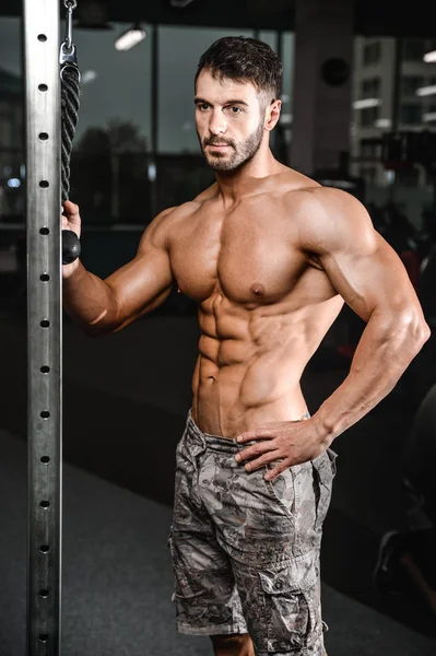 Caucasico sexy fitness modello in palestra primo piano ab — Foto Stock