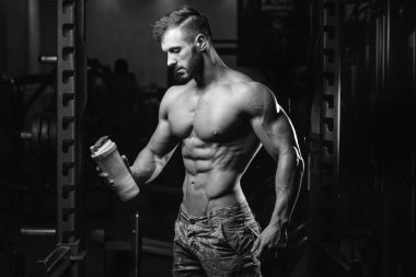 Kaslı adam egzersiz sonrası dinlenme ve Shaker içme