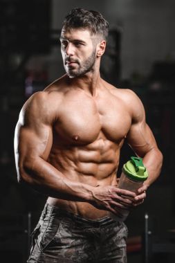 Kaslı adam egzersiz sonrası dinlenme ve Shaker içme