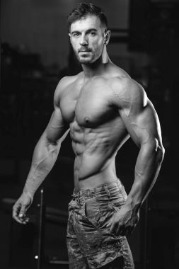 Beyaz seksi fitness modeli ab kadar yakın spor salonu