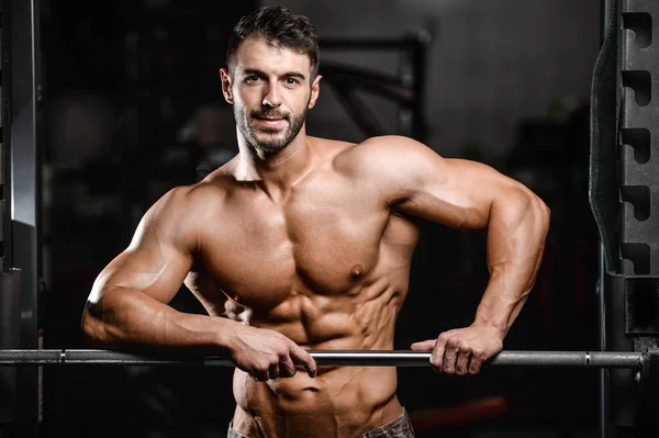 Caucasien sexy fitness mâle modèle exécuter l'exercice avec haltère — Photo