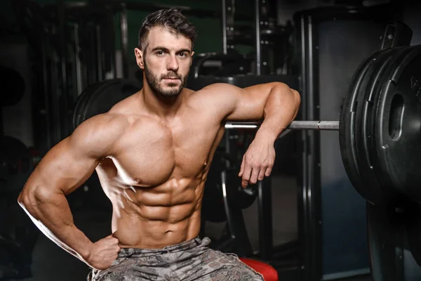 Beyaz seksi fitness modeli ab kadar yakın spor salonu — Stok fotoğraf