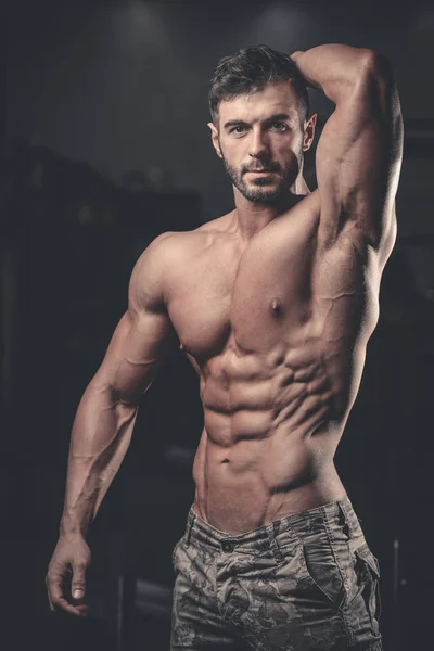 Caucasien sexy modèle de remise en forme dans la salle de gym gros plan ab — Photo