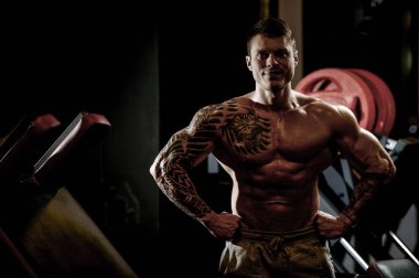 Güçlü ve yakışıklı atletik genç kaslı adam dövme 