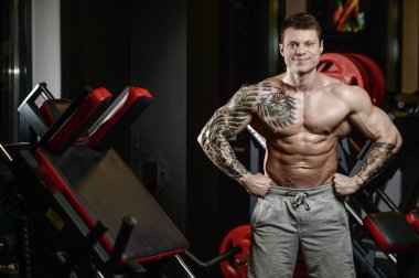 Güçlü ve yakışıklı atletik genç kaslı adam dövme 