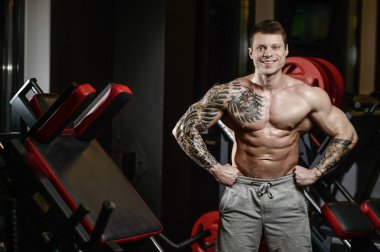 Güçlü ve yakışıklı atletik genç kaslı adam dövme 