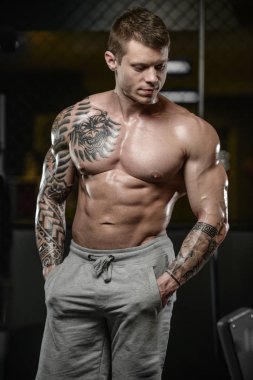 Güçlü ve yakışıklı atletik genç kaslı adam dövme 