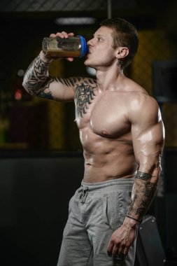 Güçlü ve yakışıklı atletik genç kaslı adam dövme 
