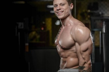 Güçlü ve yakışıklı atletik genç kaslı adam dövme 