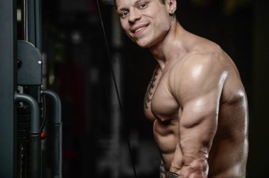 Güçlü ve yakışıklı atletik genç kaslı adam dövme 