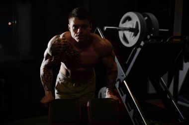 Güçlü ve yakışıklı atletik genç kaslı adam dövme 