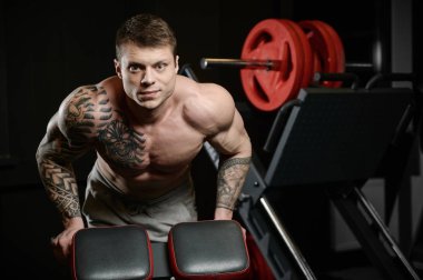 Güçlü ve yakışıklı atletik genç kaslı adam dövme 