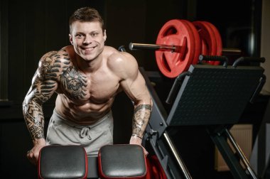 Güçlü ve yakışıklı atletik genç kaslı adam dövme 