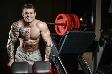 Güçlü ve yakışıklı atletik genç kaslı adam dövme 