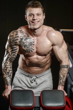 Güçlü ve yakışıklı atletik genç kaslı adam dövme 