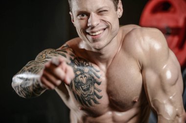 Güçlü ve yakışıklı atletik genç kaslı adam dövme 