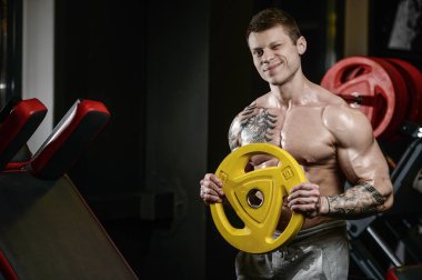 Güçlü ve yakışıklı atletik genç kaslı adam dövme 