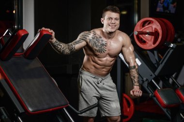 Güçlü ve yakışıklı atletik genç kaslı adam dövme 