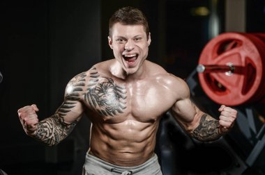 Güçlü ve yakışıklı atletik genç kaslı adam dövme 