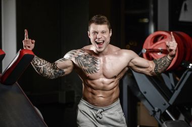 Güçlü ve yakışıklı atletik genç kaslı adam dövme 