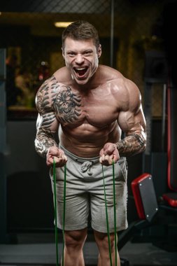 Güçlü ve yakışıklı atletik genç kaslı adam dövme 