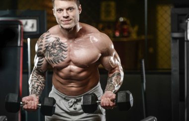 Güçlü ve yakışıklı atletik genç kaslı adam dövme 