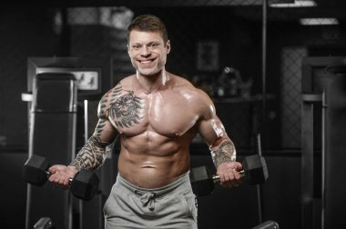 Güçlü ve yakışıklı atletik genç kaslı adam dövme 