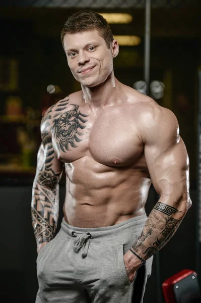 Tatuaj tânăr atletic puternic și frumos, cu mușchi — Fotografie, imagine de stoc