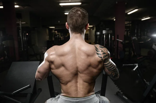 Homem de tatuagem jovem atlético forte e bonito com músculos — Fotografia de Stock