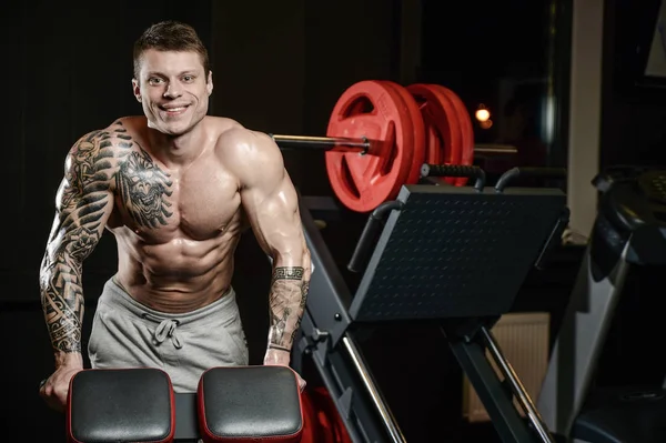 Güçlü ve yakışıklı atletik genç kaslı adam dövme 