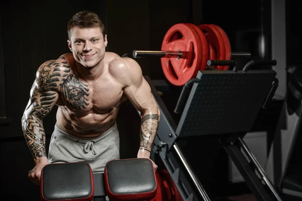 Güçlü ve yakışıklı atletik genç kaslı adam dövme 