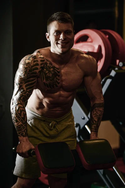 Jeune homme de tatouage sportif fort et beau avec des muscles — Photo