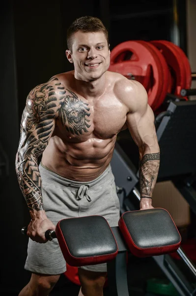 Jeune homme de tatouage sportif fort et beau avec des muscles — Photo