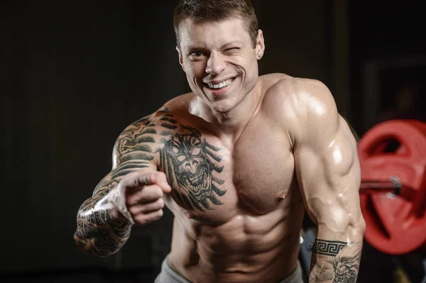 Jeune homme de tatouage sportif fort et beau avec des muscles — Photo