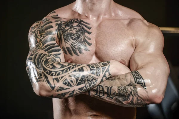 Stark och stilig atletisk ung tatuering man med muskler — Stockfoto